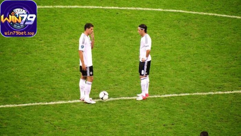 Nếu đội bóng được thi đấu trên sân nhà họ sẽ có tâm lý vững vàng khi giành quyền giao bóng