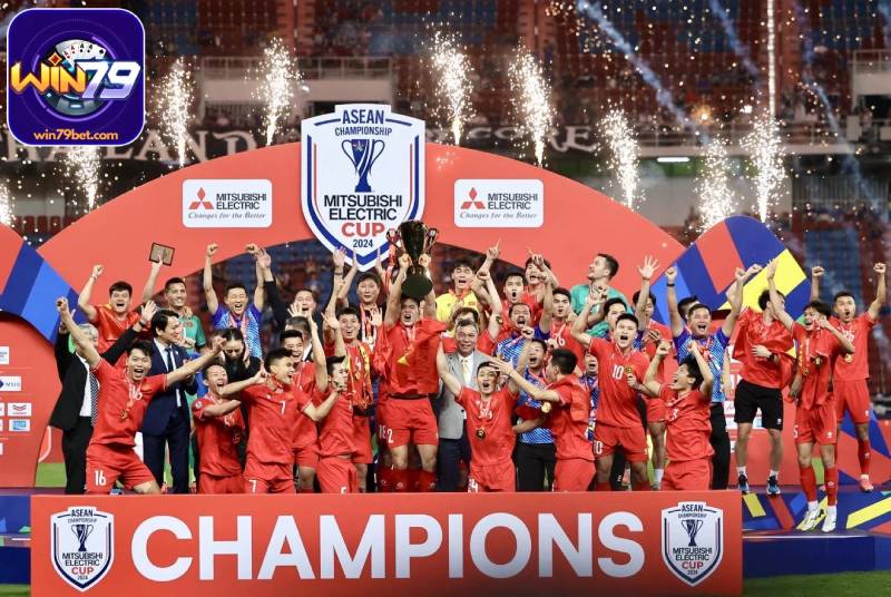 Hai Long cùng với tuyển Việt Nam nâng cúp vô địch AFF Cup 2024